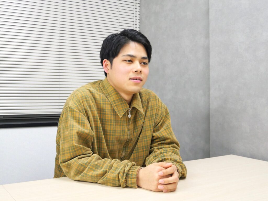 インタビュー中の井上さん