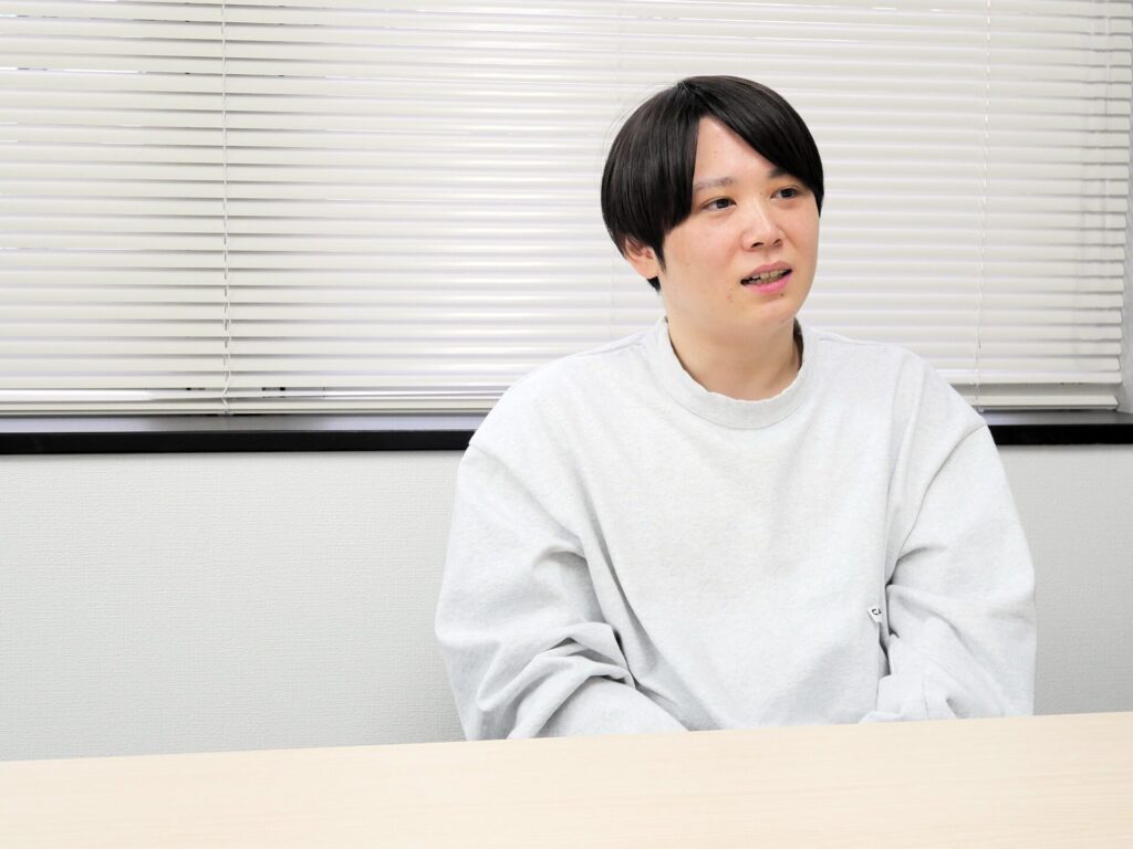インタビュー中の上原様