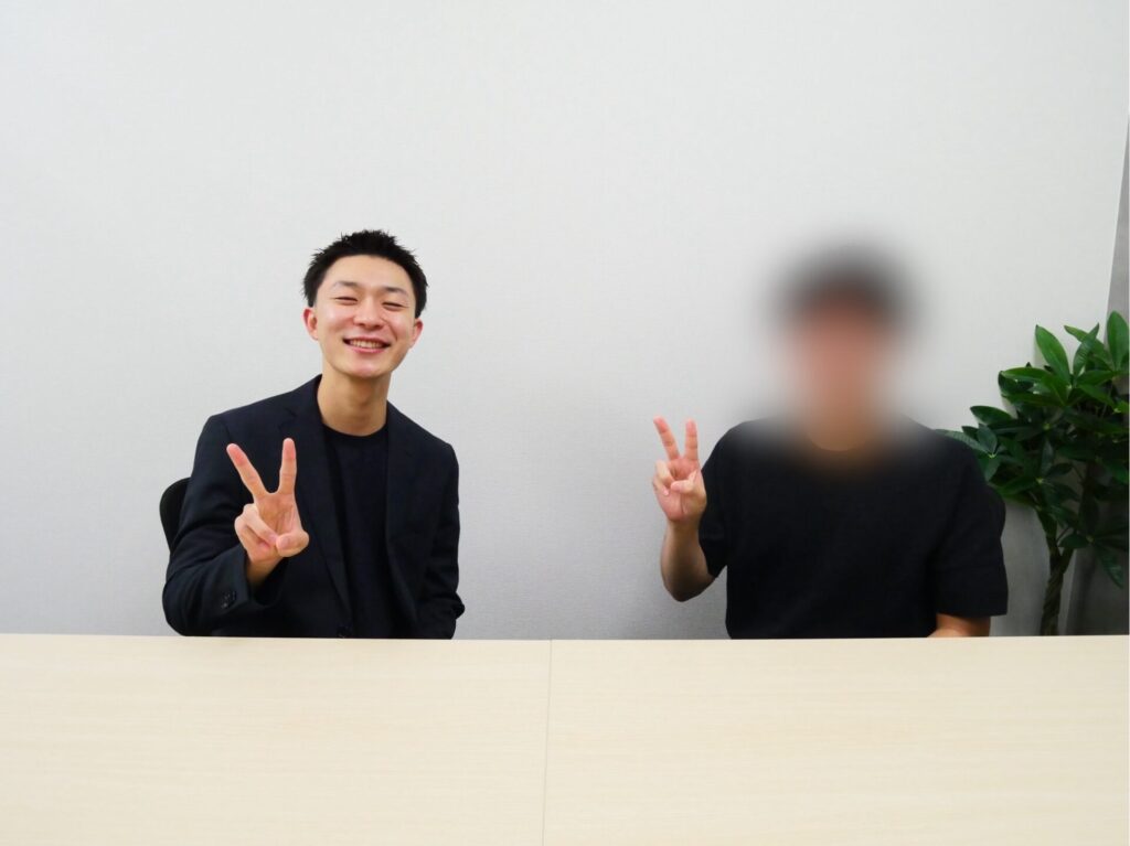 談笑する担当キャリアアドバイザー河本さん（左側）とM・N様（右側）